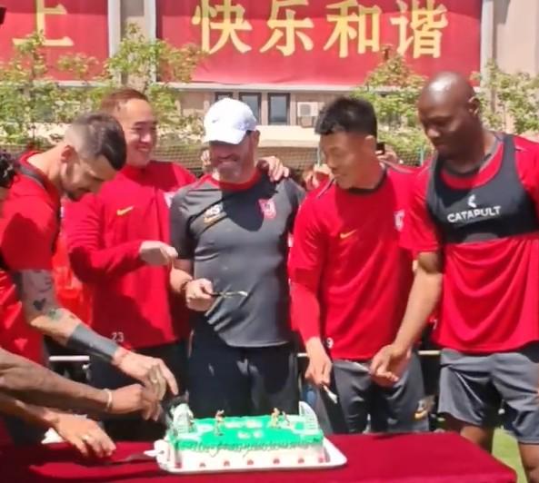 乐鱼体育-英超联赛阵容中的主力球员名单及战术解析